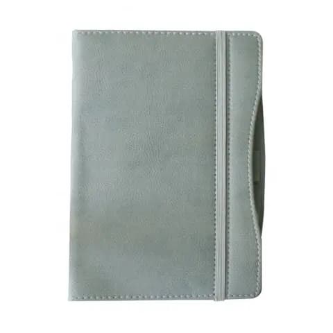 Kahverengi suni deri dokulu defter, dikey lastik bant ve sağda kalem yuvası; promosyon ürünü