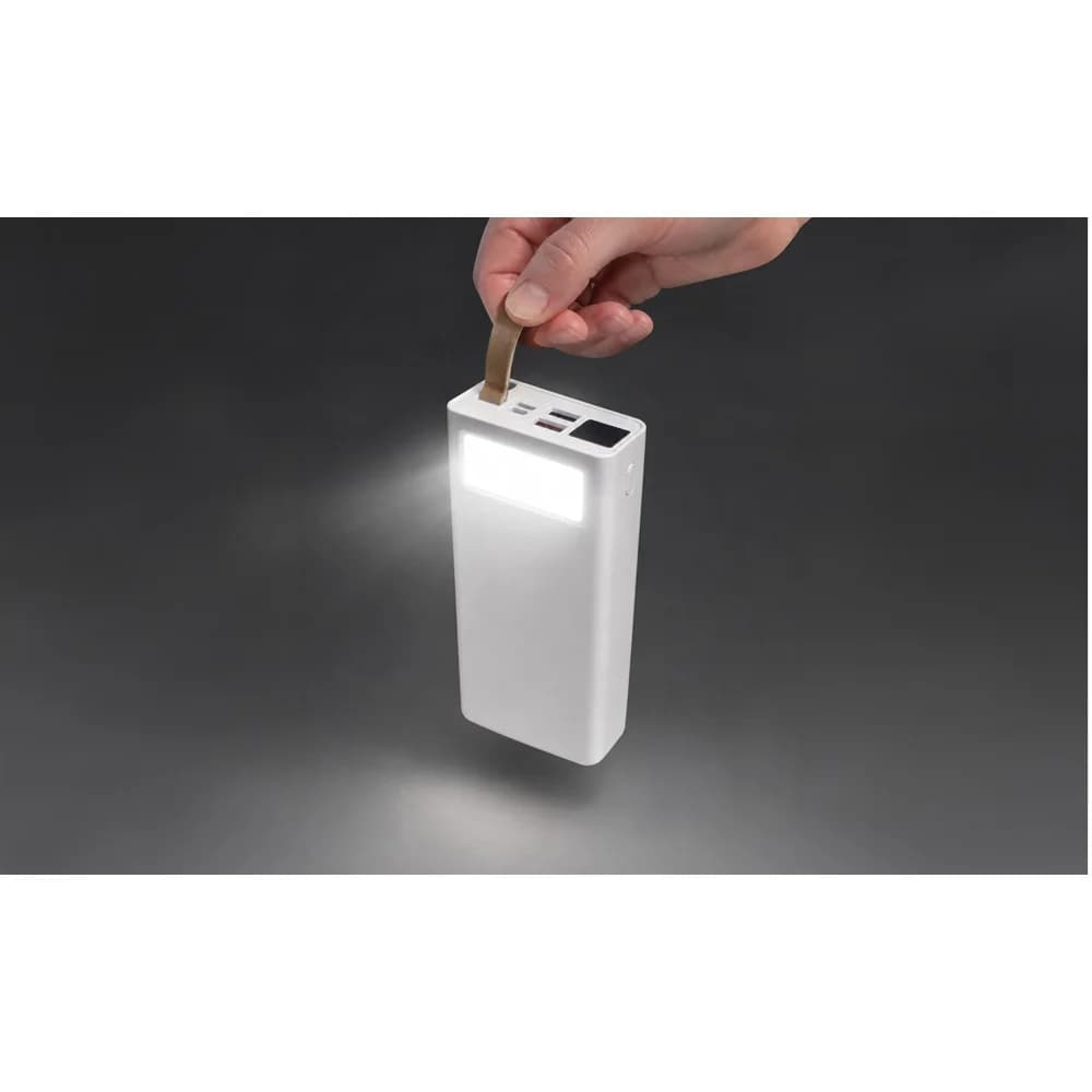 El, kayışından tuttuğu beyaz powerbank'ın yanan LED ışığını gösteriyor.